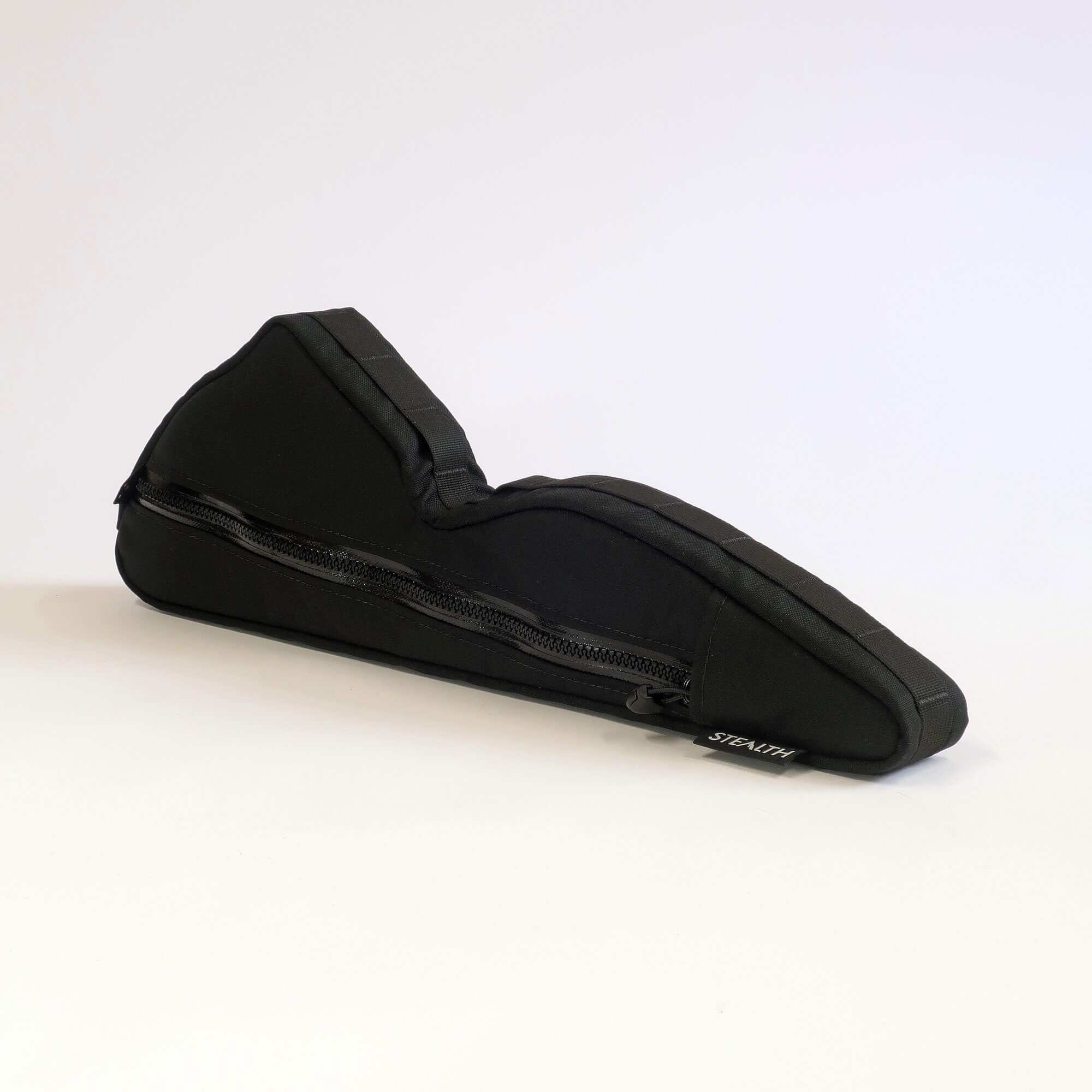 Single zip full suspension frame bag
